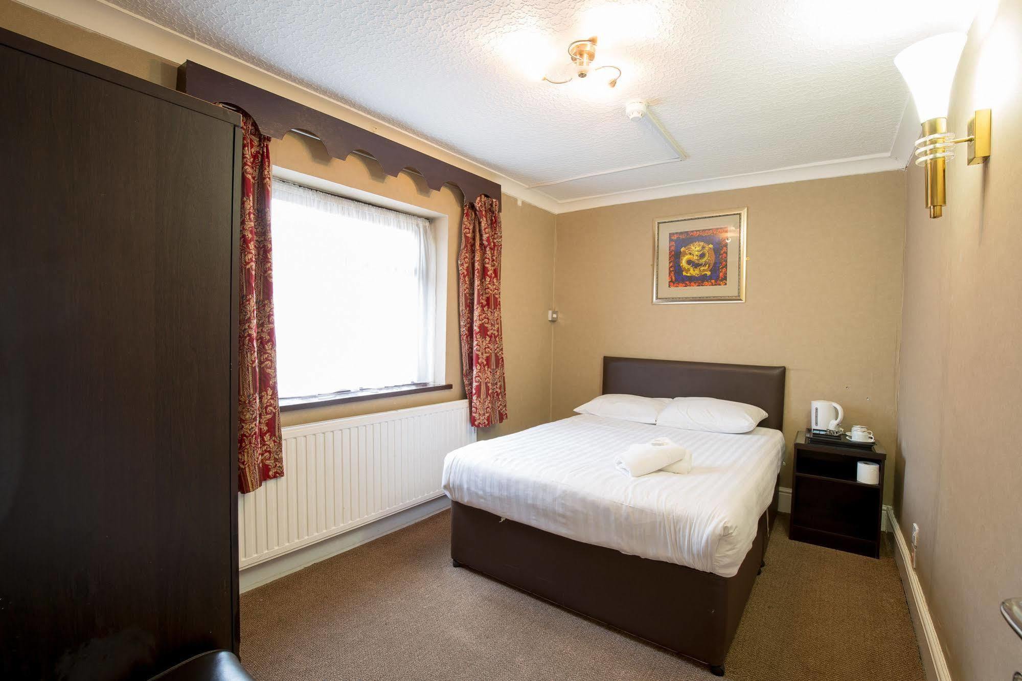 Rossmore Hotel Ilford Bagian luar foto
