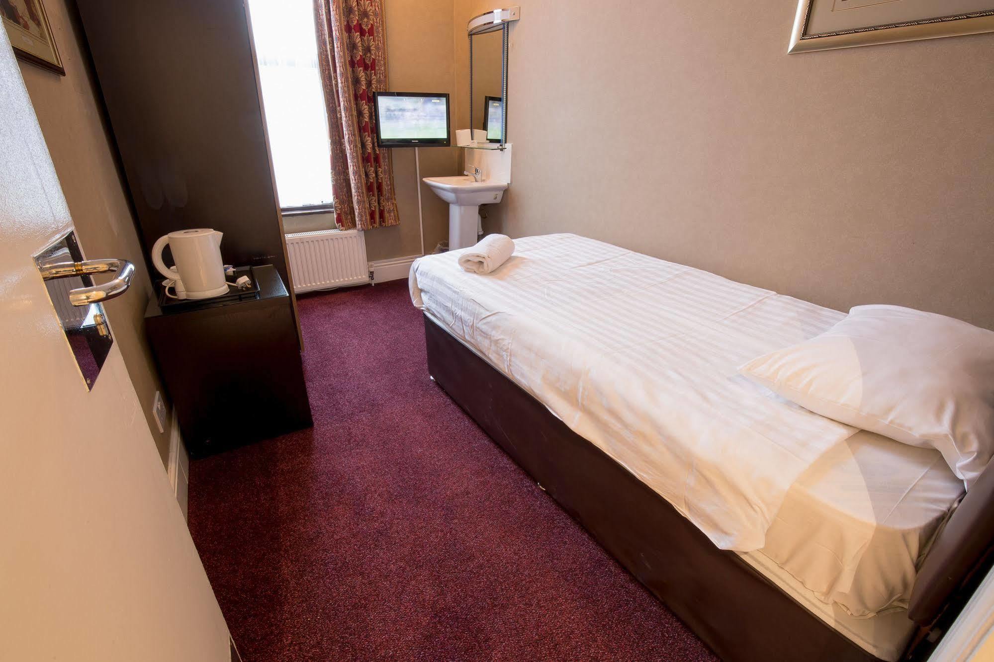 Rossmore Hotel Ilford Bagian luar foto