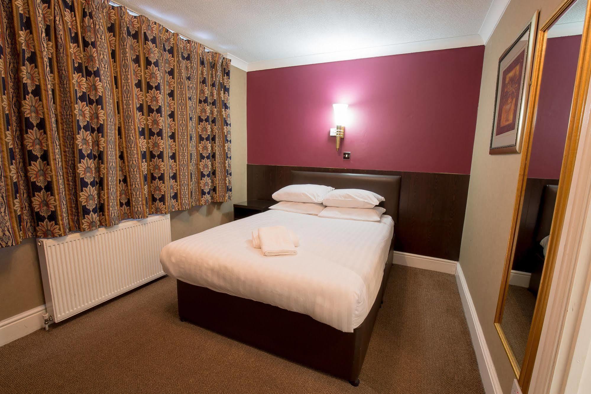 Rossmore Hotel Ilford Bagian luar foto
